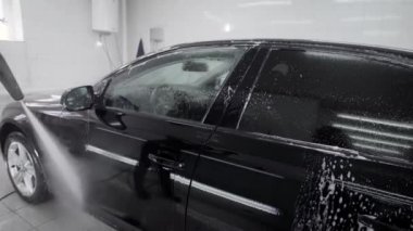 Siyah araba yıkama otomatik