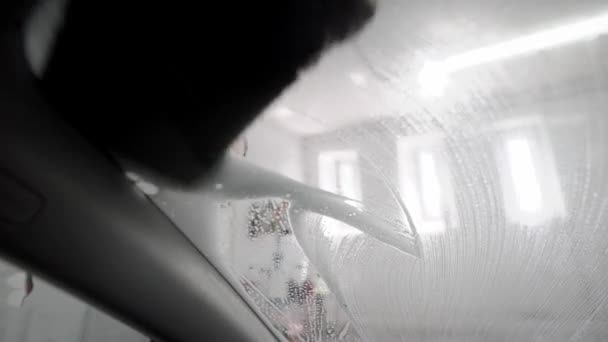 Werknemer wassen auto door schuim spons — Stockvideo