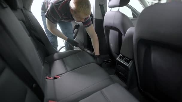 Homme aspirateur intérieur de voiture — Video