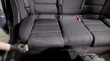 Tanınmayan kişi yolcu koltukları silme