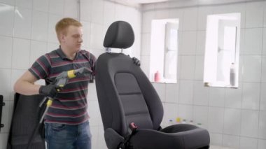 Adam elektrikli süpürge araba koltuk yıkama