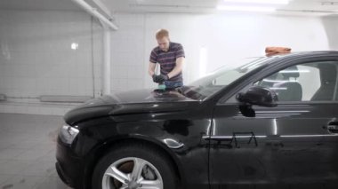 İşçi grindering araba garajında