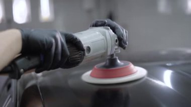 Yakın çekim holding Parlatma makine ve araç bakımı eller