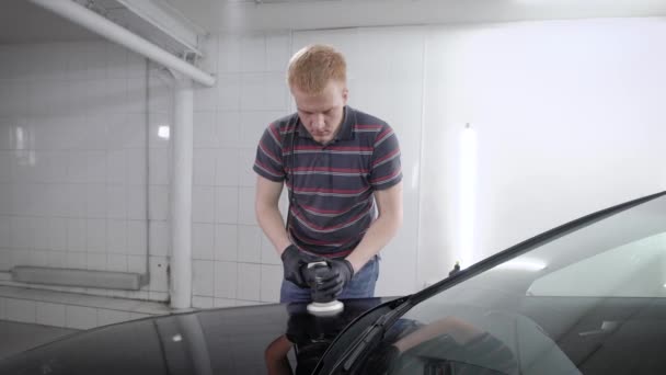 Homem sedulosamente polimento pára-choques de carro — Vídeo de Stock