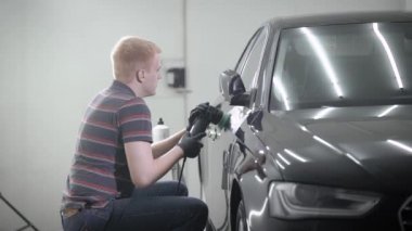 Oturma ve parlatma makinesi araba kapısını kullanarak adam yan görünüm