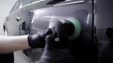 Polisaj makinesi siyah araba kapıda çalışma ile ürün el 