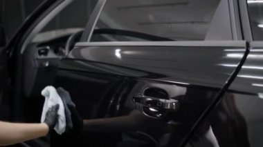 Oturma ve kapı siyah araba beyaz havlu ile silerek kırpma kişi 