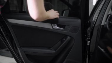 Silme ve parlatma kırpma el garajda arabanın kapısını açtı