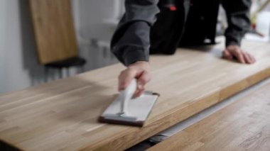 Adam ayakta ve özel araç ile kendi kendine yapılan ahşap Resepsiyon parlatma