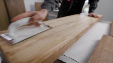 Enstrüman tutarak ve hafif ahşap panel parlatma adamın elini