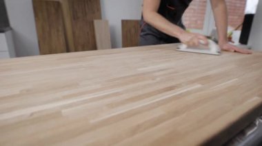 Holding aracı ayakta ve ahşap tahtası kapalı tampon erkek işçi
