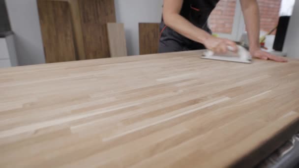 Männlicher Arbeiter steht mit Werkzeug herum und puffert Holzbretter drinnen — Stockvideo