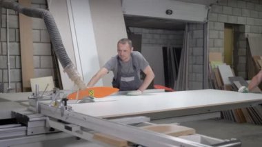 Tek tip kesme büyük Masası'nda erkeklerle Makine Fabrikası