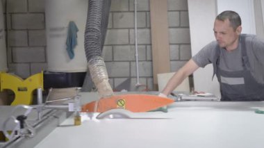 Adam odunculuk makine tarafından genel yol gösterici kesme panelinde