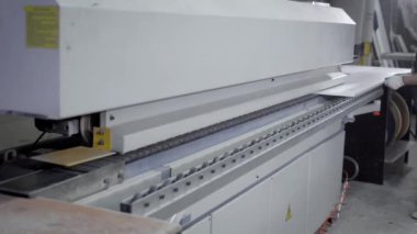 Büyük fabrika makine beyaz ayakta ve fabrikada çalışma odasında çalışma