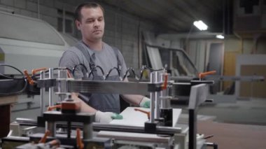 Fabrika işçisi adam makine bitki odasında yakınındaki genel ayakta