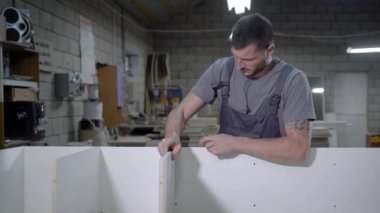 Tek tip garaj Beyaz paneller ile stand yapımında yetişkin adam çalışma