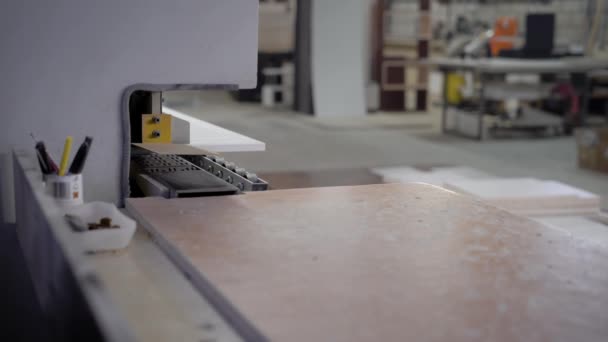 Manufaktur-Arbeitsraum mit Maschine zum Schneiden von Platten und Instrumenten — Stockvideo