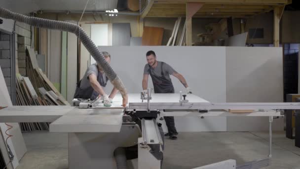 Працівники промислового столяра працюють над різанням дерев'яної машини . — стокове відео