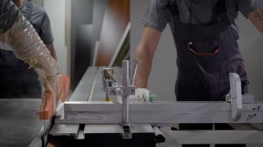 Bir iki sanayi işçileri ahşap tahta kesme makinesi ile iterek görüntüsünü kapatmak.