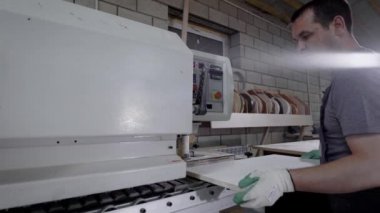 Endüstriyel marangoz kenar yapıştırma makinesi fabrikadaki çalışma.