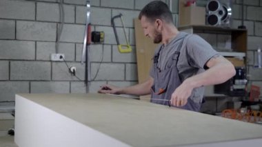 Ana yüklüyor fişler ahşap bir soyunma odasına Mobilya Fabrika, atölye montaj sonra yakın çekim