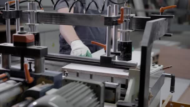 Plan rapproché d'un homme travaillant sur une machine à bois dans une usine . — Video