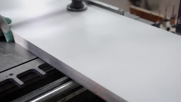 Технічна біла дерев'яна плоска панель з чорними крапками і подряпинами — стокове відео