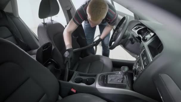 Man vacuuming car interior — Stock Video