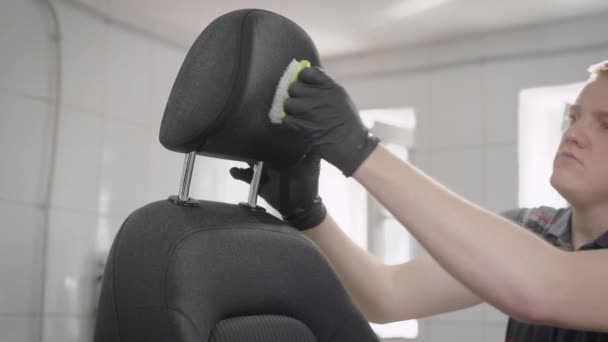 Trabajador profesional de limpieza asiento de coche en lavado de coches . — Vídeos de Stock