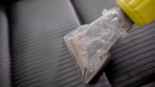 Close-up tiro de um assento de carro de limpeza profissional . — Vídeo de Stock