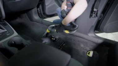 Zemin için güçlü su elektrik süpürgesi kullanan bir adam çekim kapatın.