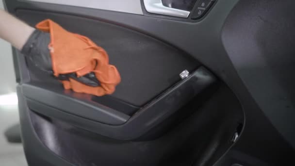 Werknemer is het reinigen van handvat van versnellingsbak en controle paneel binnen auto in een auto wassen service — Stockvideo