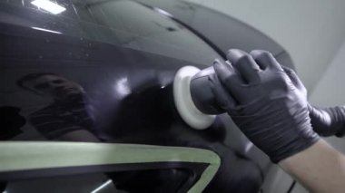 Oturma ve parlatma makinesi araba kapısını kullanarak adam yan görünüm