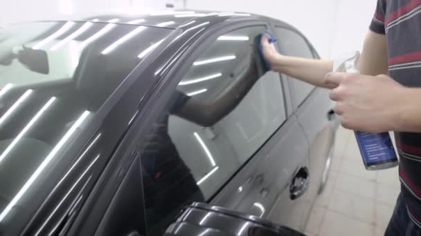 Hand spray zetten tijdens het verzorgen van auto in de garage — Stockvideo