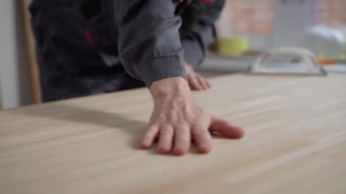 Tek tip dokunmadan eller taze ahşap panel ile adam