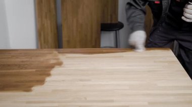 Adam ahşap panel boyasıyla el koyarak eldiven