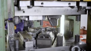 üretim tuşuna basın. Makine parçaları bir çelik sac kalıp kullanılarak üretilmektedir. Araç süspansiyon bölümü