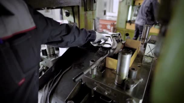Presseproduktion. Maschinenteile werden mit einer Stahlblechform hergestellt. Fahrwerksteil — Stockvideo
