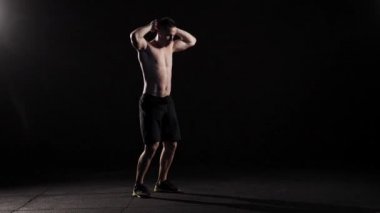 Burpees da fitness salonunda yapıyor Genç Kas fitness modeli.