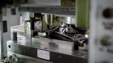 üretim tuşuna basın. Makine parçaları bir çelik sac kalıp kullanılarak üretilmektedir. Araç süspansiyon bölümü