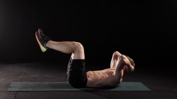 Modelo de aptidão profissional fazendo crunches abdominais em uma sala de fitness . — Vídeo de Stock