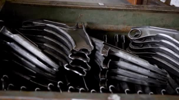 In de metalen container is een partij van onderdelen. Schorsing van de hefboom voor nieuwe auto's in het productieproces. — Stockvideo