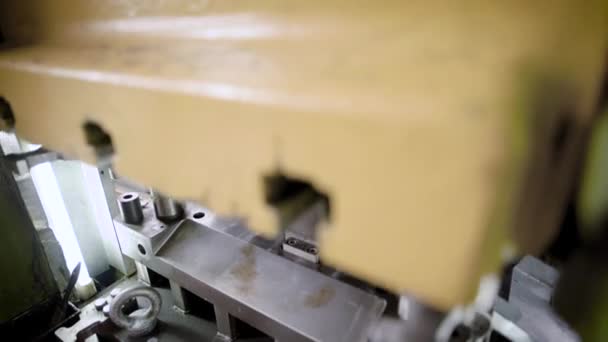 Stiskněte produkce. Strojní součásti jsou vyrobeny s použitím ocelového plechu plísní. — Stock video