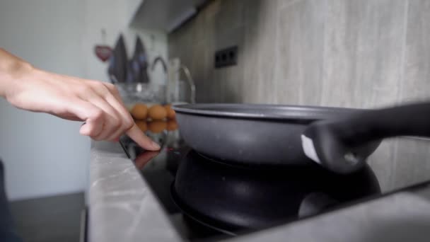 女性の手は、ナイフを押し、カット野菜。人の生活の重要な部分は、自宅での料理 — ストック動画