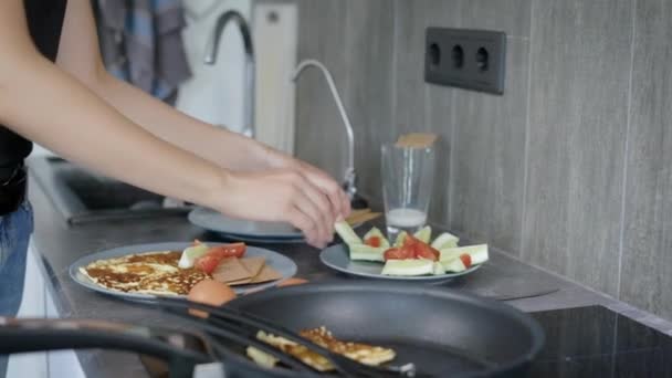 Una mujer está preparando el desayuno en un plato. Tortilla, verduras y pan de dieta . — Vídeos de Stock