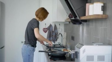 Yemek lezzetli kahvaltı evde kısa kızıl saçlı güzel kadın.