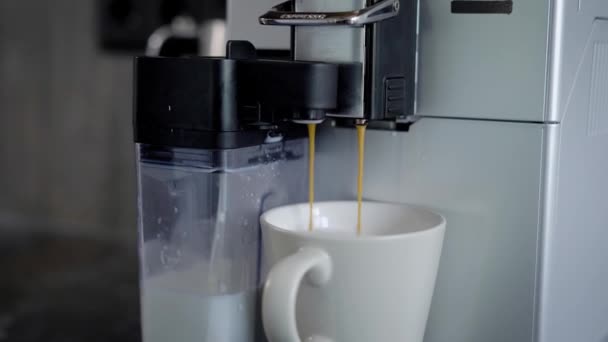 Close-up tiro de uma máquina de café fazendo café preto quente fresco . — Vídeo de Stock