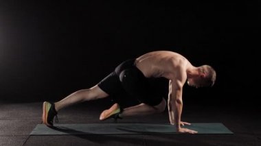 genç atletik erkek fiziksel egzersizler bir spor mat spor salonunda, bacak kasları çalışan performans