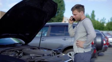 Adam araba tamir servisi arıyor. Başlık açıksa, araba başlatılmaz